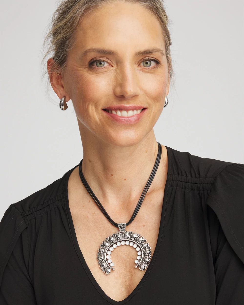 Short Horseshoe Pendant Necklace